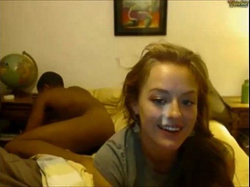 Gostosinha em fime porno fodendo com o negrão